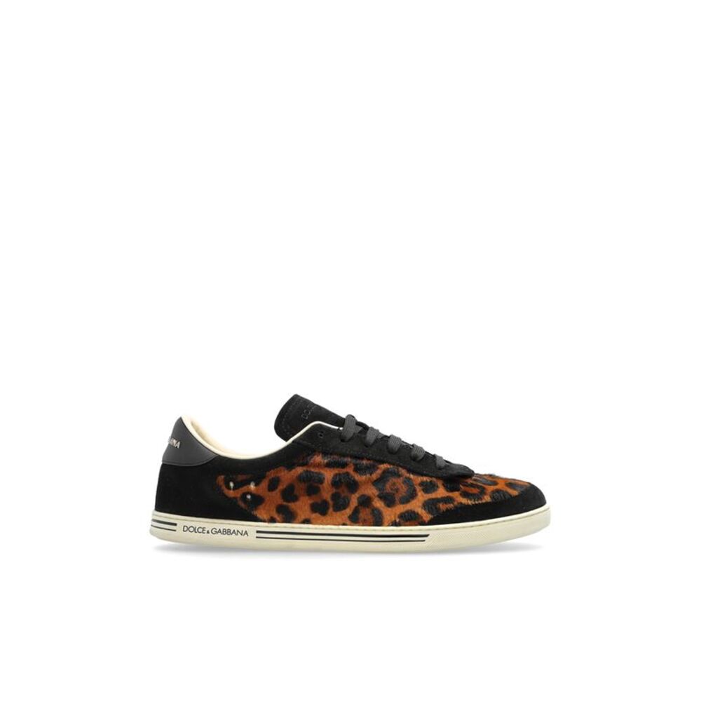 Sports shoes with animal motif